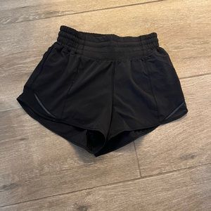 Lululemon high rise hotty hot shorts
2.5” size 2